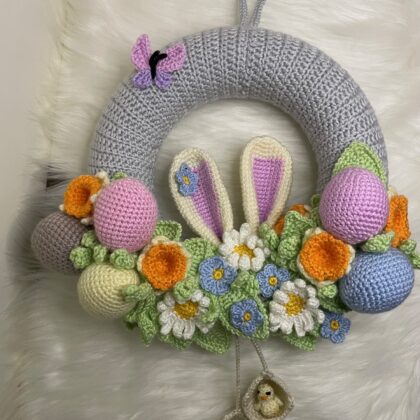 Horgolt húsvéti kopogtató nyuszifüllel – tavaszi ajtódísz